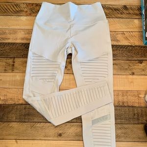 Alo Moto leggings in bone